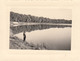 Photographie - Paysage Lac - 2 Personnages Assis Entrée Maison - Lot De 2 Photographies - Photographs