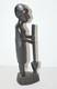 Delcampe - STATUETTE BOIS Foncé Sculpté FEMME AFRICAINE Pilant Le MIL OBJET ETHNIQUE ANCIEN COLLECTION DECO VITRINE - Holz