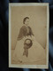 Photo CDV Anonyme  Belle Jeune Fille élégante, Assise  Coiffe, Chapeau  Sec. Empire  CA 1860 - L557C - Old (before 1900)