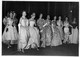 PHOTO DE PRESSE GALA DE HAUTE COUTURE PARISIENNE 24/05/1957 AU THEATRE DES CHAMPS ELYSEES 17.50 X 12.50 CM - Andere & Zonder Classificatie