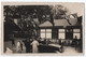 CARTE PHOTO : BELLE AUTOMOBILE ( MARQUE A DETERMINER ) AVEC DES GENS ENDIMANCHES ARRIVANT A UNE FETE -z 2 SCANS Z- - Voitures De Tourisme