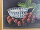 Delcampe - Anne Marie CATY( 1938- ) Nature Morte "Framboises Gourmandes" Petite Huile Sur Toile Datée 96 Beau Cadre Doré - Olii