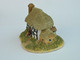 Vintage English THATCHED COTTAGE Collectible Ornament - Edificios & Paisajes