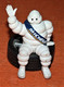 Jolie Figurine Michelin Bibendum Assis Sur Un Pneu 10cm - Andere & Zonder Classificatie