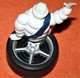 Jolie Figurine Michelin Bibendum Assis Sur Un Pneu 10cm - Andere & Zonder Classificatie