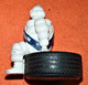 Delcampe - Jolie Figurine Michelin Bibendum Assis Sur Un Pneu 10cm - Andere & Zonder Classificatie