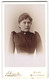 Fotografie Schrader, Einsiedeln, Portrait Frau Im Biedermeierkleid Mit Brosche Und Locken - Personnes Anonymes