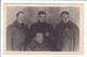 Carte Photo - 4 Hommes En Manteaux Militaires! (des Prisonniers!)-  Tampon Triangulaire: "Stalag II A 37 Geprüft" - Personnages