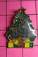 710b Pin's Pins / Beau Et Rare / THEME : NOEL / SAPIN GUIRLANDES ETOILE CADEAUX - Kerstmis