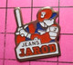 710b Pin's Pins / Beau Et Rare / THEME : SPORTS  / BATTEUR BASE-BALL JEAN'S JAROD - Baseball