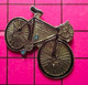 1717 Pin's Pins / Beau Et Rare / THEME : SPORTS / CYCLISME VELO FAISANT DE LA ROUE AVANT !!! - Cyclisme