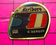 1817 Pin's Pins / Beau Et Rare / THEME : SPORTS / FORMULE 1 CASQUE PILOTE G BERGER Et Son Gros Baton ! - Automobile - F1