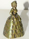 Delcampe - JOLIE ANCIENNE CLOCHE CLOCHETTE DE TABLE BRONZE FEMME Déco Collection Vitrine - Bells