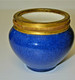 ANCIEN PETIT VASE En PORCELAINE De SEVRES BLEU Bordure Bronze Ou Laiton - Sèvres (FRA)