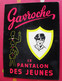 Plaque Carton Floquée. Gavroche Le Pantalon Des Jeunes. Flocage En Relief. Patte à L'arrière. Non Signée. Jost (?) 1960 - Placas De Cartón