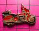 810G Pin's Pins / Beau Et Rare / THEME : MOTOS / GROSSE MOTO ROUTIERE ROUGE ET NOIRE HARLEY ? HONDA ? - Motos