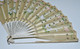 Delcampe - EVENTAIL ANCIEN PAPIER De SOIE PEINT MAIN PANACHE BOIS Guirlande Roses Vitrine Collection Vêtements Anciens - Fans