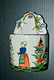 Delcampe - JOLI PETIT PORTE ALLUMETTES MURAL En Céramique Marqué HB QUIMPER Motifs Breton Collection Déco Vitrine - Quimper/Henriot (FRA)