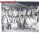 PHOTOGRAPHIE ANCIENNE : TAHITI GROUPE DE VACANCIER AVEC TOTEM POLYNESIE FRANCAISE - Polynésie Française