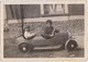 PHOTO SNAPSHOT - JOUET VOITURE AUTOMOBILE Ancienne à PEDALES à DEUX PLACES Avant Et Arrière 1942 - PEU COMMUN - Automobili