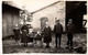 Carte Photo Originale Monde Paysan - Famille De Fermiers Posant En Sabot Dans La Cour De Ferme & Grange 1920/30 - Mestieri