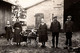 Carte Photo Originale Monde Paysan - Famille De Fermiers Posant En Sabot Dans La Cour De Ferme & Grange 1920/30 - Mestieri