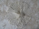Petit Napperon écru Ancien Crochet Fait Main Travaillé En Forme De Rosace - Diamètre 21 Cm - Dentelles Et Tissus