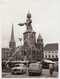 GROTE FOTO TIELT +/- 1960 BELFORT HALLETOREN MARKTKRAMERS PEUGEOT 403 Opel Rekord Olympia Caravan, AFFICHE EUROPAFEESTEN - Tielt