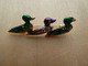 Broc-045 Broche émaillée Verte Et Mauve Trois Petits Canards En Enfilade - Autres & Non Classés