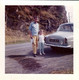 Photo Carrée Couleur Originale B.B. Homme Posant Au Cul D'une Simca Aronde Avec Sa Fille Vers 1960/70 - Automobili