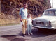 Photo Carrée Couleur Originale B.B. Homme Posant Au Cul D'une Simca Aronde Avec Sa Fille Vers 1960/70 - Automobili