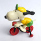 FIGURINE SCHLEICH SNOOPY EN TRICYCLE PEANUTS (2) - Snoopy