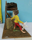 95575 Pastorello Presepe - Diorama - Ragazzo Con Galline Nel Pollaio - Christmas Cribs