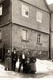 Carte Photo Originale Famille Aux Fenêtres Et Devant Leur Maison De Briques & Ardoises Cachet - Triptis Marxgrun 1914 - Personas Anónimos