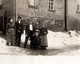 Carte Photo Originale Famille Aux Fenêtres Et Devant Leur Maison De Briques & Ardoises Cachet - Triptis Marxgrun 1914 - Personas Anónimos