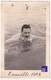 Trouville Sur Mer 1958 - Jolie Photo Souvenir De Plage 13,5x8,5cm Homme Maillot Bain Baignade A60-17 - Photos Stéréoscopiques