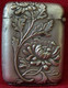 PYROGENE DE POCHE ART NOUVEAU METAL ARGENTE  Petite Boîte Porte-allumettes . XIX ème , FLEURS CHRYSANTHEME - Mecheros (Pyrogenes)