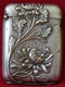 PYROGENE DE POCHE ART NOUVEAU METAL ARGENTE  Petite Boîte Porte-allumettes . XIX ème , FLEURS CHRYSANTHEME - Pyrogènes