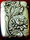 Delcampe - PYROGENE DE POCHE ART NOUVEAU METAL ARGENTE  Petite Boîte Porte-allumettes . XIX ème , FLEURS CHRYSANTHEME - Mecheros (Pyrogenes)