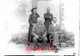 En 1906 - Le Père Victor, Un Curé Et Deux Hommes Assis à Identifier - Grande Plaque De Verre - Taille 128 X 178 Mlls - Glass Slides
