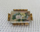 Petite Broche Ancienne. Monture En Laiton. Verre En Plexiglas Biseauté - Broches