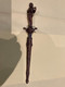 Coupe Papier, Ouvre-lettre En Laiton Ou Bronze - Artiste Avec Lyre En Main . Longueur 25 Cm, L’âme 11,5 Cm . - Brieföffner