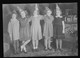 Orig. Foto 40er Jahre, 2. WK Junge Fröhliche Mädel Im Kleid, Kostüm, Hüte Fasching Karneval, Daneben Hakenkreuz Kissen - Persone Anonimi