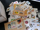 Delcampe - EUROPE Lot De + De 500 Enveloppes + 750 Grs De Timbres Sur Fragments + Plaquettes De Timbres à Thèmes - Lots & Kiloware (mixtures) - Min. 1000 Stamps