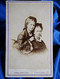 Photo CDV Petit à Paris  Portrait De 2 Jeunes Filles élégantes Enlacées  Collier De Perle  CA 1870-75- L573 - Alte (vor 1900)