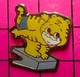 413F Pin's Pins / Beau Et Rare / THEME : SPORTS / PETIT TIGRE EN MAILLOT DE BAIN NATATION COREE ? - Natation