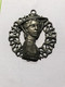 06 NICE PENDENTIF MEDAILLON FEMME FOLKLORE COSTUME DE NICOISE METAL ARGENTE DIAMETRE 6cm PROVENCE ALPES MARITIMES - Anhänger