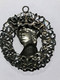 06 NICE PENDENTIF MEDAILLON FEMME FOLKLORE COSTUME DE NICOISE METAL ARGENTE DIAMETRE 6cm PROVENCE ALPES MARITIMES - Pendenti