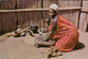 1051187 Swasiland, Swasi Hausfrau Die Nahrung Auf Einem Stein Mahlt - Swaziland