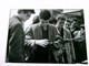 Originalfoto Gerd Kreutschmann. Nachkriegszeit Berlin. Männer Mit Waffen - Libros Autografiados